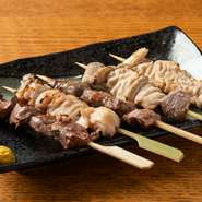 新鮮さが命の”もつ”なので、仕入れ状況によって部位が変わる盛り合わせ。’赤もつ”と”白もつ”の両方を楽しめます。味付けはシンプルに塩のみで、部位によって違う食感や味をダイレクトに味わえる一皿です。