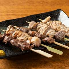 仕入れによって部位が変わる、新鮮な”赤もつ”と”白もつ”を塩で串焼きにした『もつ焼き5本盛り合わせ』