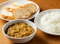 こだわりの自家製ブレンドカレー粉を使用。ご飯にもパンにも合う絶品『もつカレー』