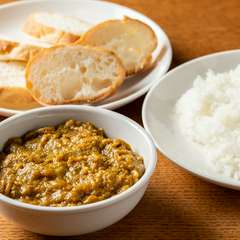 こだわりの自家製ブレンドカレー粉を使用。ご飯にもパンにも合う絶品『もつカレー』