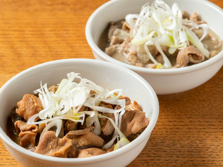 色の違いは味噌の違い。味の違いを楽しもう『もつ煮　赤』『もつ煮　白』