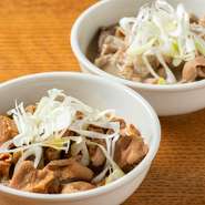 使用している味噌が異なり、『もつ煮　赤』は仙台味噌、『もつ煮　白』は信州味噌がベースになっています。松浦氏イチオシは、少し辛めに仕上げた赤。食べ比べて、味の違いを楽しむのがオススメです。