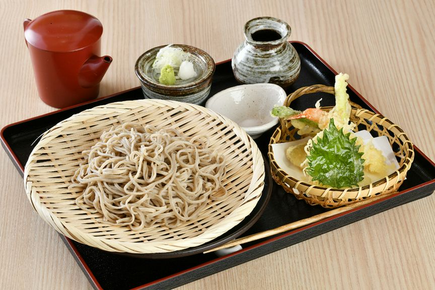 蕎麦と天ぷらをセットにした人気メニュー『天もりそば』