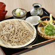 喉越しの良いもり蕎麦に、人気の海老天と海鮮天、野菜天を盛り合わせています。さっぱりとしたもり蕎麦とカラッと揚げた歯触りの良い天ぷらは、老若男女問わず人気の高い一品。抹茶塩でどうぞ。