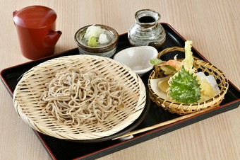 蕎麦と天ぷらをセットにした人気メニュー『天もりそば』