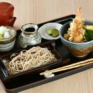 スルスルといただける蕎麦とミニ天丼！時期により種類かわります！天ぷらは5～6種類。小鉢、香の物付き。天丼からはゴマ油の香りが漂い、女性でも食べやすいランチタイムのセットメニューになっています。