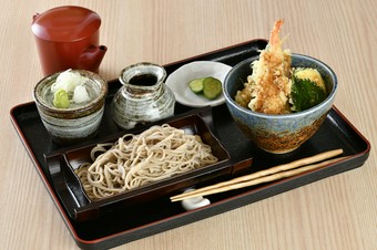 ランチ限定、ミニ丼と蕎麦をセットにした『天丼セット』