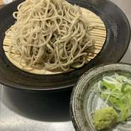 シンプルにお蕎麦を味わいたい方、追加メニューで他の物と一緒に注文する方にオススメ！お蕎麦の量もあります。足りない方は大盛りでどうぞ。