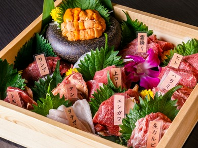 自慢の料理をまとめて楽しむ『松阪牛ステーキと北海道産雲丹と馬刺し10種の会席コース』