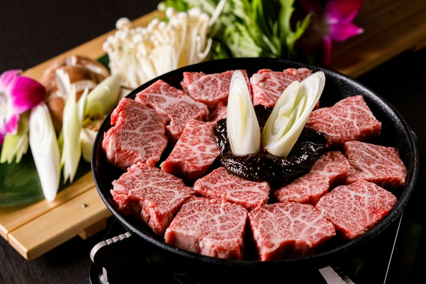 自家製合わせ味噌が絶品、厚切り牛肉を贅沢に使った人気看板メニュー『濃厚味噌特上ぶつ切り肉鍋』