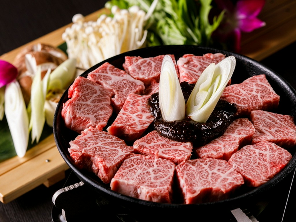 自家製合わせ味噌が絶品、厚切り牛肉を贅沢に使った人気看板メニュー『濃厚味噌特上ぶつ切り肉鍋』