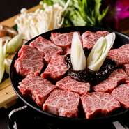 自家製合わせ味噌が絶品、厚切り牛肉を贅沢に使った人気看板メニュー『濃厚味噌特上ぶつ切り肉鍋』