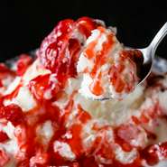 繊細で絹衣のような氷が折り重なる新感覚デザート『雪氷』。苺味は、フレッシュ苺と苺ソースがミルク味の氷の上からかけてあり、甘酸っぱさがくせになるおいしさです。ティラミス味やマンゴー味などもあります。