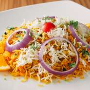 世界三大炊き込みご飯を呼ばれるインドのビリヤニ。
日本一の自信がある当店のビリヤニを食べれば虜に！
たくさんの種類のスパイスやお肉、野菜と共に炊き上げる贅沢な逸品を是非お召し上がりください！