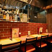 当店の一階にはパーテーションを備えたカウンター席が８席御座います！
お１人様でもごゆっくりお過ごしいただけますので是非ご来店ください！！