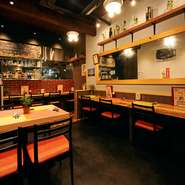 当店の一階はカウンター席を８席ご用意しておりますので、お１人様でもお気軽にお越しいただけます！
また、様々なカレーを少しずつ楽しめるセットメニューもご用意しております！