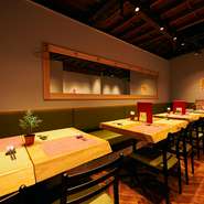 当店の２階席はソファー席を含む２０席ご用意しております！
また、皆様でシェアして頂けるようなお得なメニューも多数ございますので、ご来店お待ちしております！