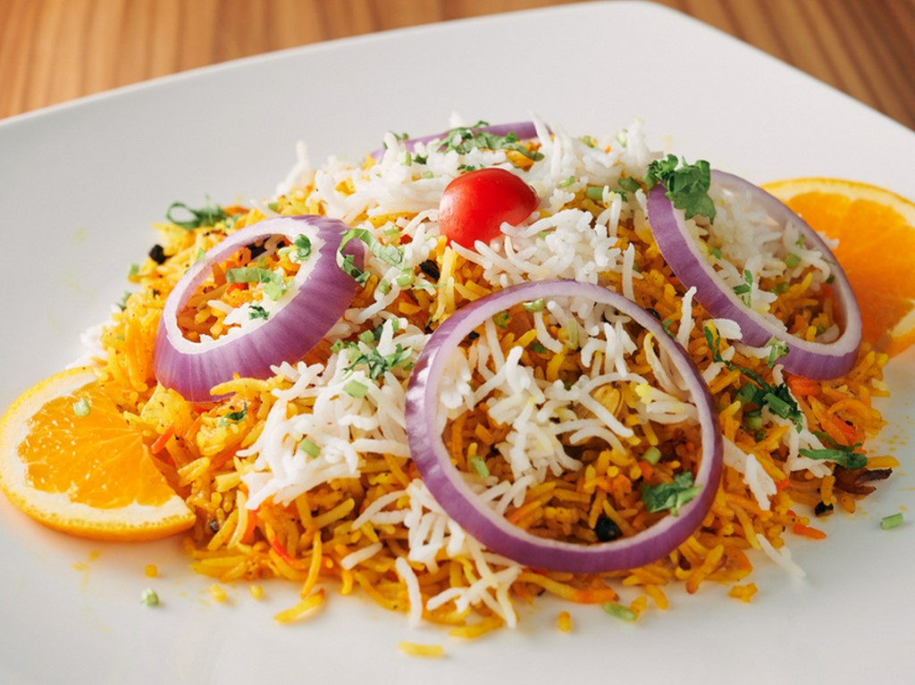 一粒一粒にスパイスの深い味わいを感じる『チキンビリヤニ』