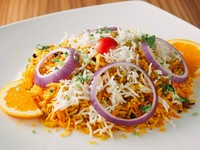 一粒一粒にスパイスの深い味わいを感じる『チキンビリヤニ』