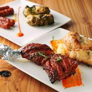 シークケバブをはじめとした炭火焼タンドール窯料理は、ふっくらジューシーな肉が味わえると人気。なかでもタンドリーチキンは、ヨーグルトや10種のスパイスに1時間漬け込み、味をしっかりと染み込ませています。