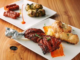 お酒に合う味付けに仕上げた『炭火焼骨付きタンドリーチキン』※クオーターサイズ