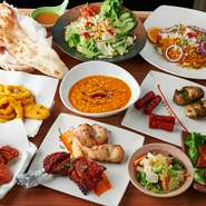 スパイスの効いたインド風ピクルス『カチュンバー』の前菜から、シェフオススメのカレーにビリヤニ、自慢の炭火焼タンドール料理が2品付いた、全10品のコース。プラス1200円で2時間の飲み放題も用意しています。