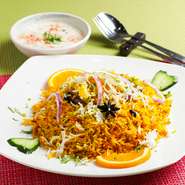 豊富な本場インドスパイスと共に、お肉や野菜とバスマティライスを鍋で炊き上げるスペシャルメニューです！