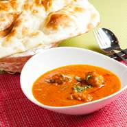 当店一押しのチキンカレーにセットでナン又はライス、サラダ、ラッシーが付いたお得なランチセットです！
(写真はナンです。)