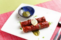 鶏肉とラム肉の挽肉をミックスし、炭火焼タンドール窯でじっくり焼き上げたピリ辛のつくねです!