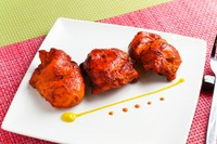 骨なしのチキンをスパイスやヨーグルト、レモンに漬け込み、炭火焼タンドール窯でじっくりと焼き上げた一品です!
