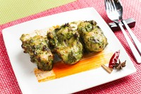 ほうれん草ペーストと共に骨なしチキンを炭火焼タンドール窯でじっくり焼き上げます!