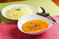 ひよこ豆やチャナ豆などをたっぷり使ったカレーにライス又はナンが付くお得なセットです!(写真はライスセットです。)