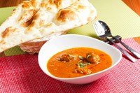 トマトと玉ねぎを長時間煮込んだベースを使用したカレーです!
セットでナン又はライスがお選びいただけます。