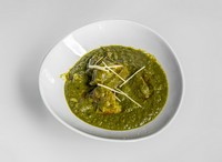 マトンカレーに生ほうれん草のペーストを加えた贅沢カレー