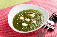 生ほうれん草とナッツのペーストを使用し、インドのチーズを加えた味わい深いカレー