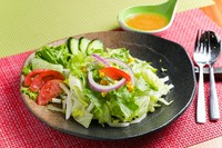 1名様サイズのシンプルなグリーンサラダです。
シェフ特製のドレッシング付きです!