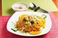 ★インドのお米(BASMATI RICE)を生の状態からお肉や野菜と共に鍋で炊き上げる当店一押しのスペシャルメニューです!
鶏肉を使用したビリヤニ、ヨーグルトソース付きです。
