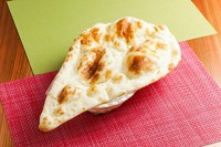 タンドール窯で焼き上げた炭火の香ばしさが特徴です。