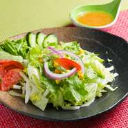 フレッシュな野菜を使用したサラダを、シェフ特製のオリジナルDESIドレッシング付きで召し上がれます！