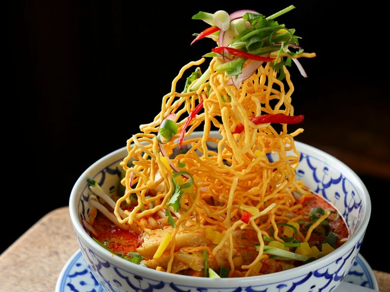 揚げ麺の香ばしさと甘いカレーの風味が絶妙な『カオソーイ』