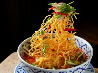 揚げ麺の香ばしさと甘いカレーの風味が絶妙な『カオソーイ』