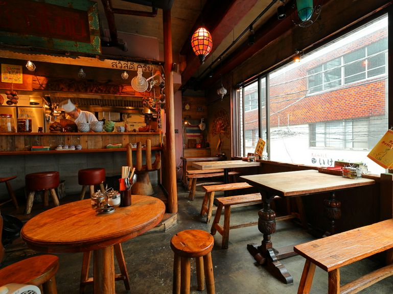 本当にタイに来たよう! 木製家具が落ち着く店内