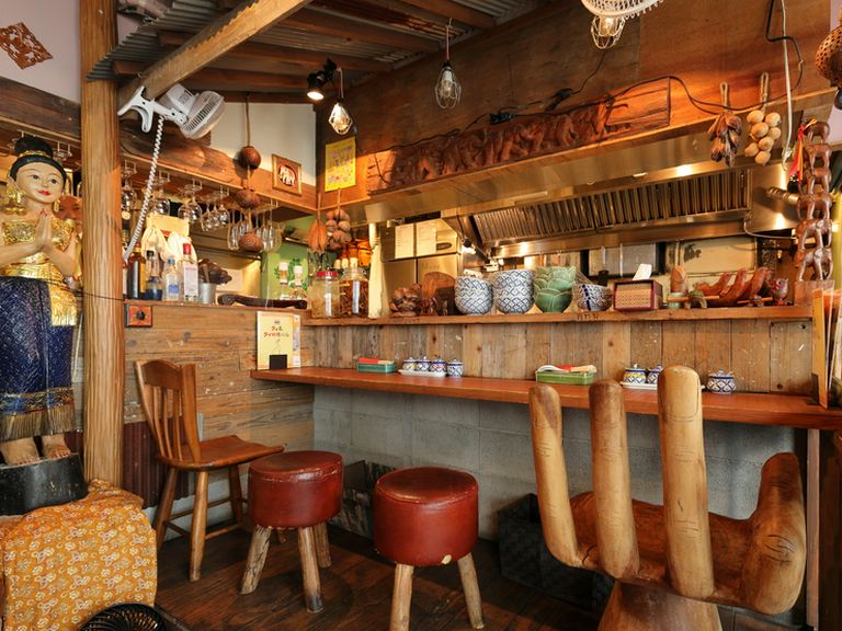 タイの民芸品やインテリアを眺めつつタイの雰囲気を楽しんで