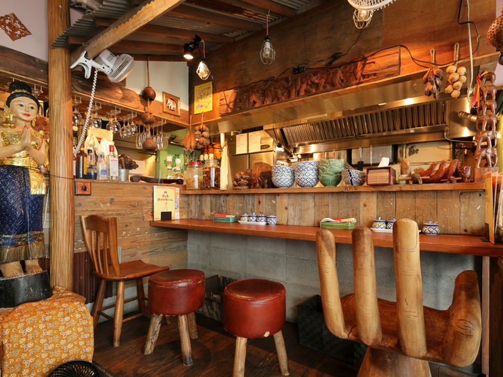 タイの民芸品やインテリアを眺めつつタイの雰囲気を楽しんで
