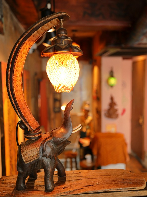月を仰いでいるような情緒あふれる象のインテリア