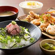 日本人にもお馴染みの油淋鶏を、リーズナブルな定食に。酸味を感じさせるサッパリとした味わい、ごま油の香りにご飯もどんどん進みそう。プラス180円で白米をネギトロ丼に変更できるのもうれしいポイントです。