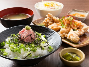 ご飯がどんどん進むおいしさ『からあげ油淋鶏定食』