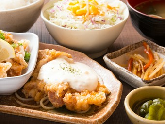 人気のメニューを一度に味わえる『コンビ定食』