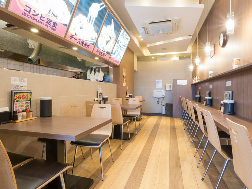 カジュアルな空間で出来立てのからあげに舌鼓