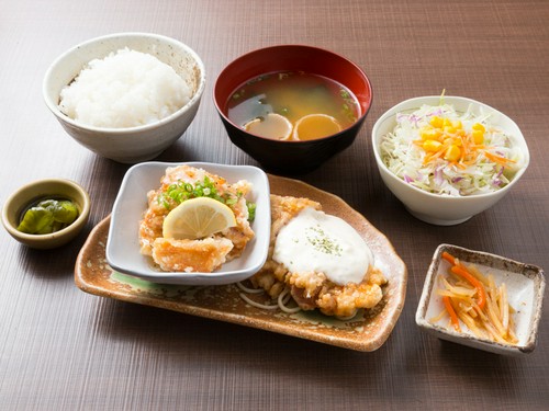 『コンビ定食』で人気メニューを一度に満喫